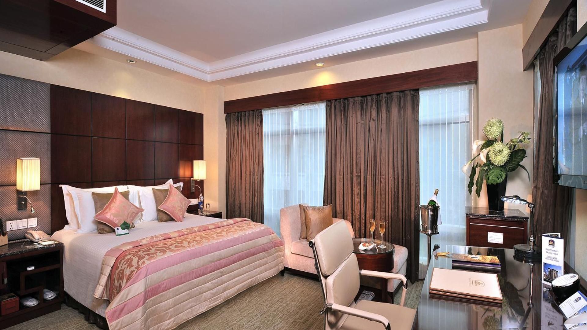 Premium Suite with 15 min head or foot massage ,2hrs conference meeting room , free night club (subject to availability)