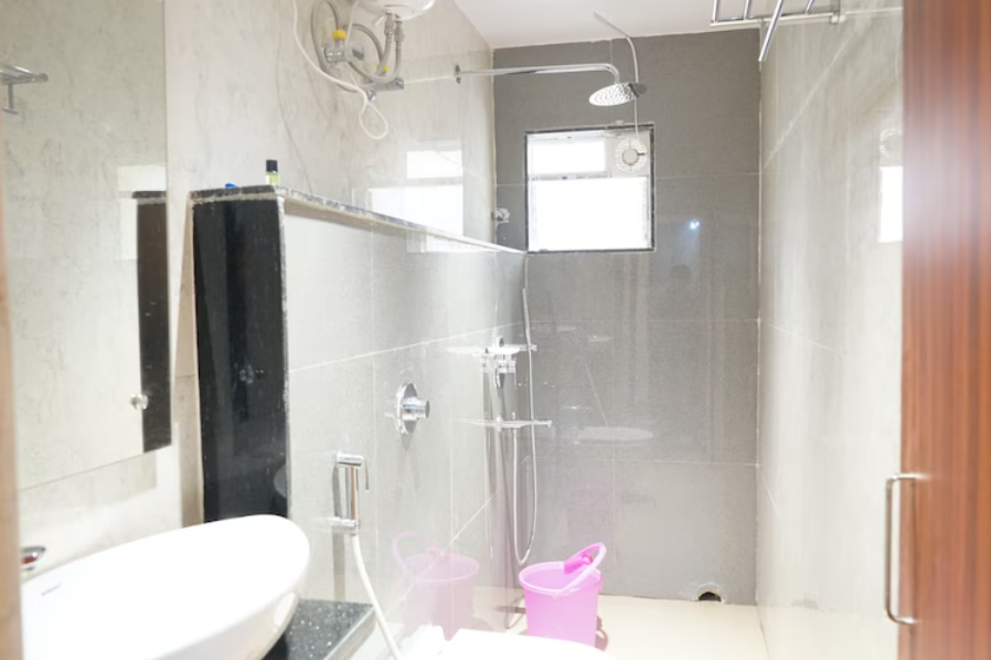 Hotel Mannat International Queen Deluxe Room 4