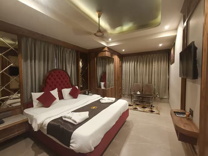 Super Deluxe with Bathtub