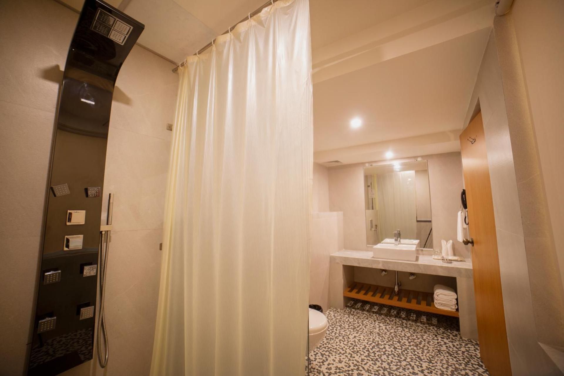 Abhyagama Hotel Superior Room 4