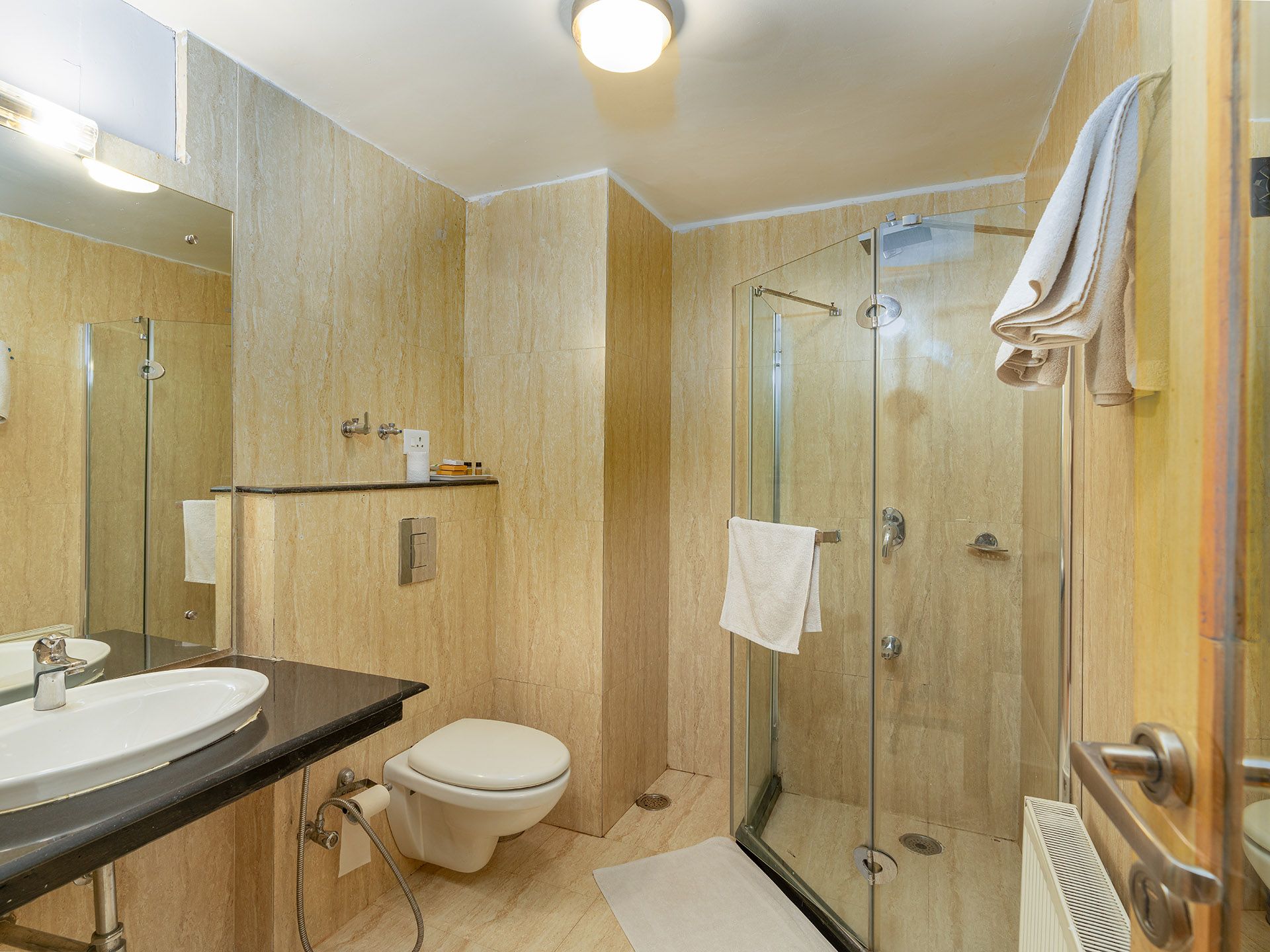 Pine Spring Resort Gulmarg Deluxe Room with Hill View 3