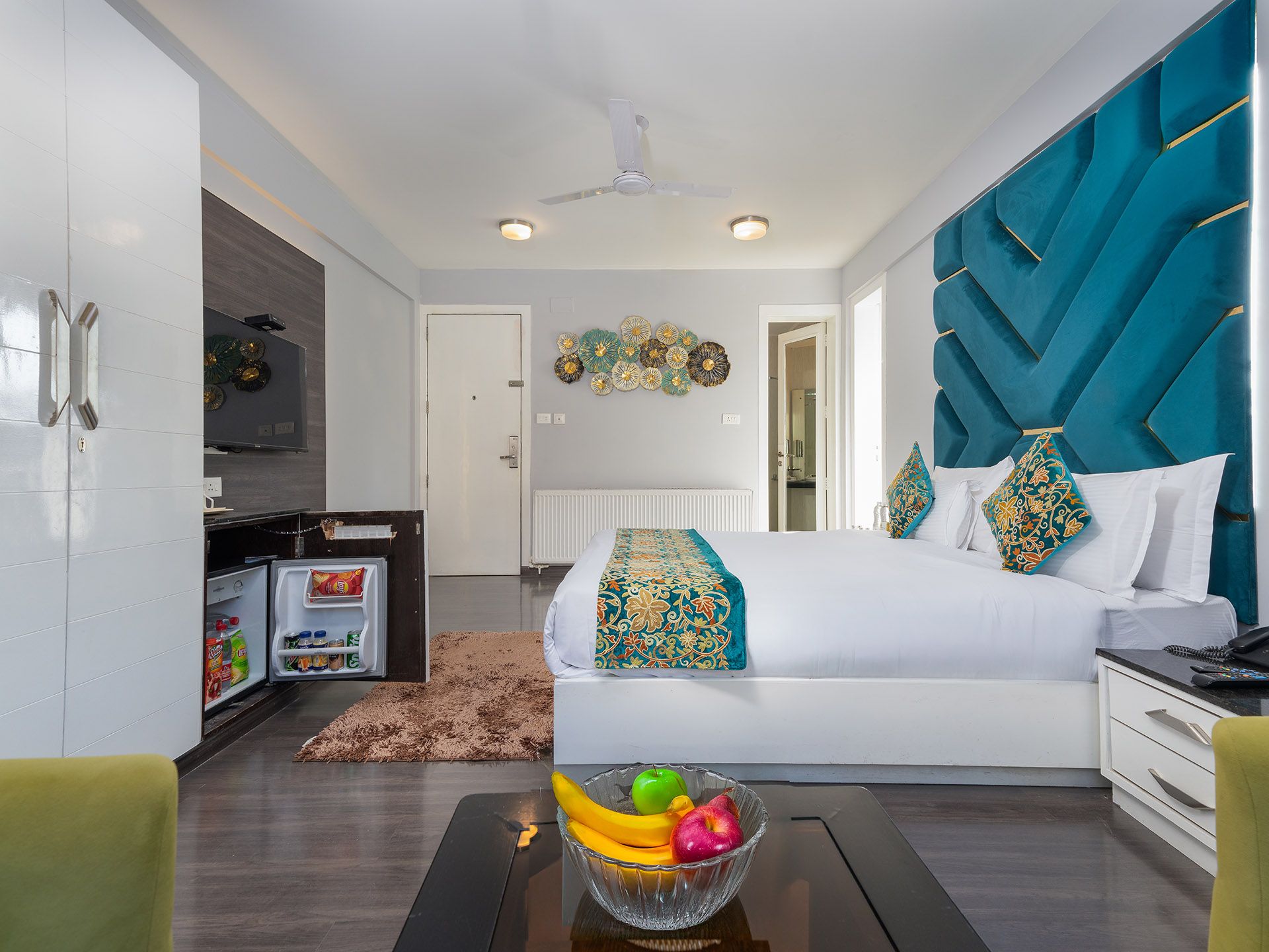 Pine Spring Resort Gulmarg Deluxe Room with Hill View 2