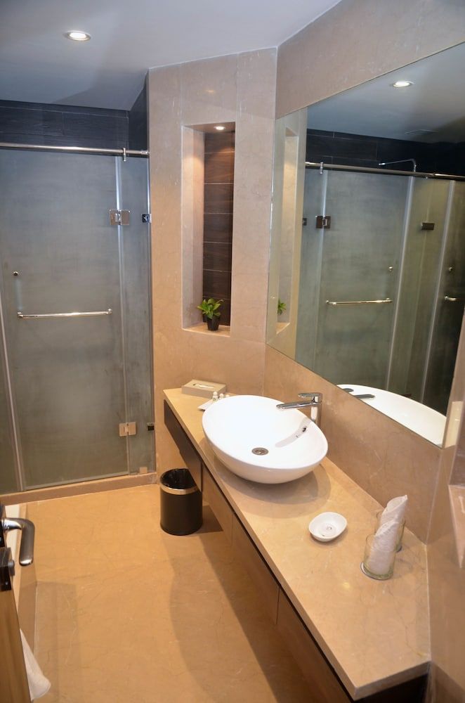 The Lagoona Resort Deluxe Room 4