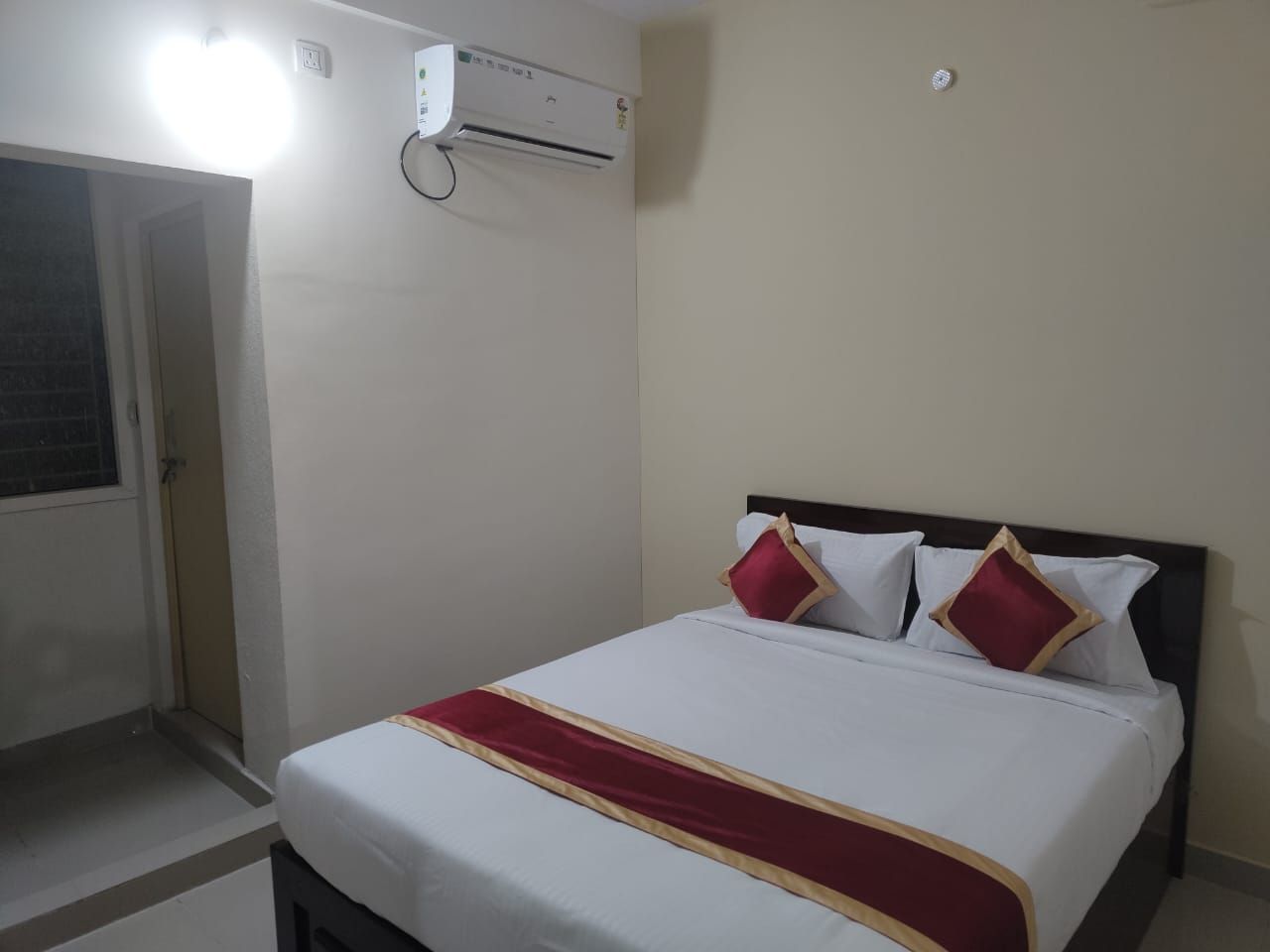 SS Luxury Stay Deluxe Double Room with Balcony