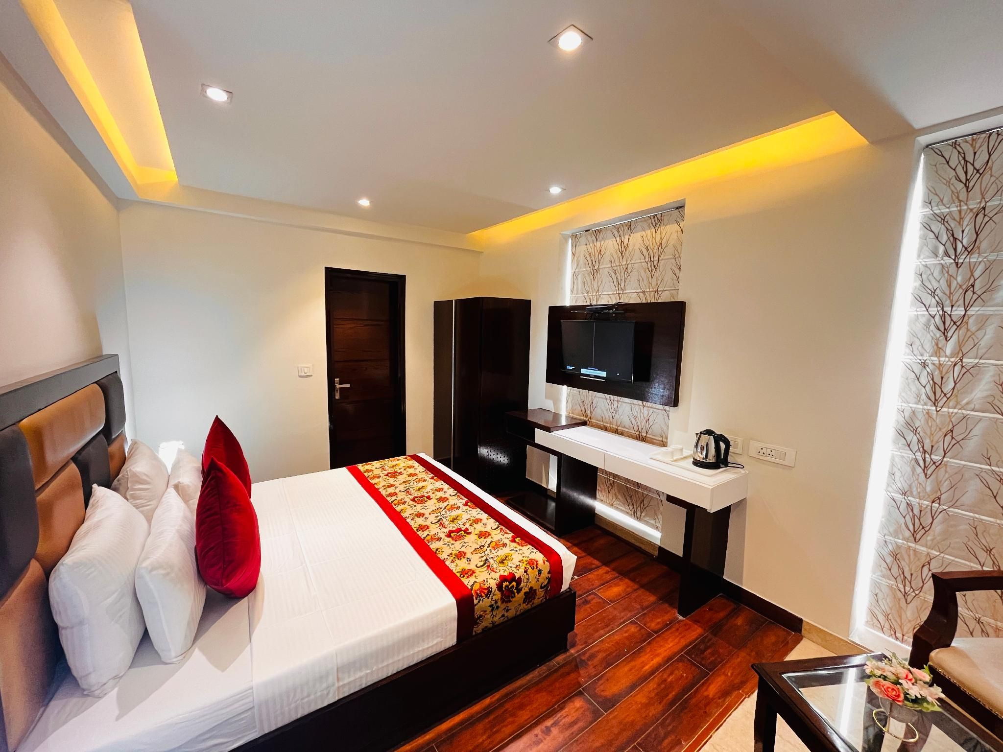 Hotel Aura IP Grand Near Karkardooma Metro Station Deluxe Room