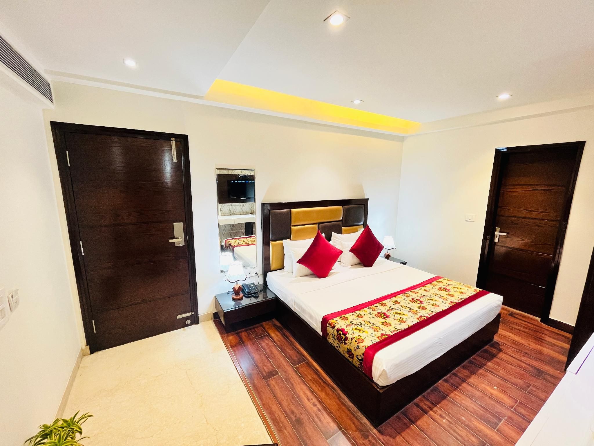 Hotel Aura IP Grand Near Karkardooma Metro Station Deluxe Room 2