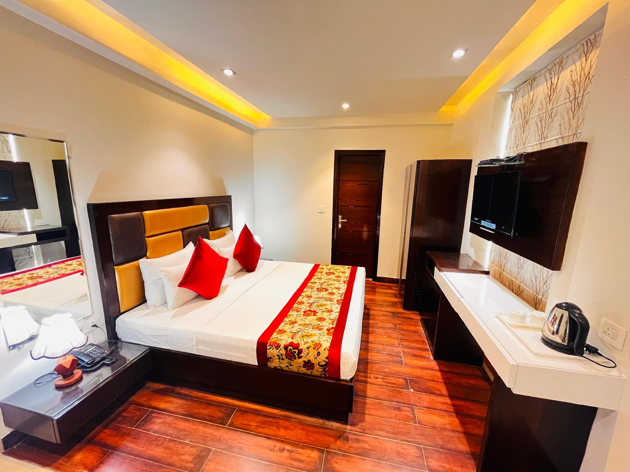 Hotel Aura IP Grand Near Karkardooma Metro Station Deluxe Room 3