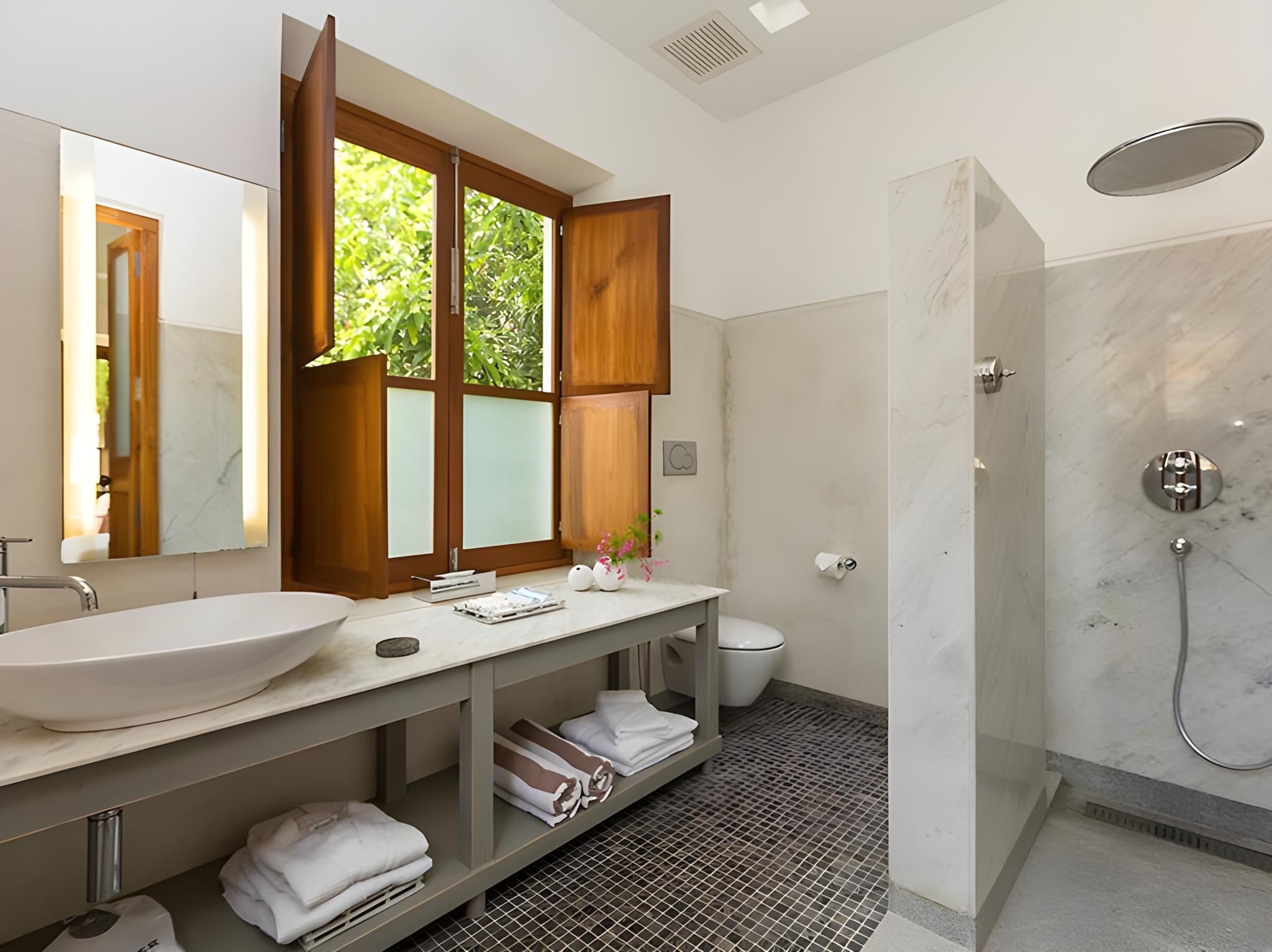 La Villa Hotel North side story 4