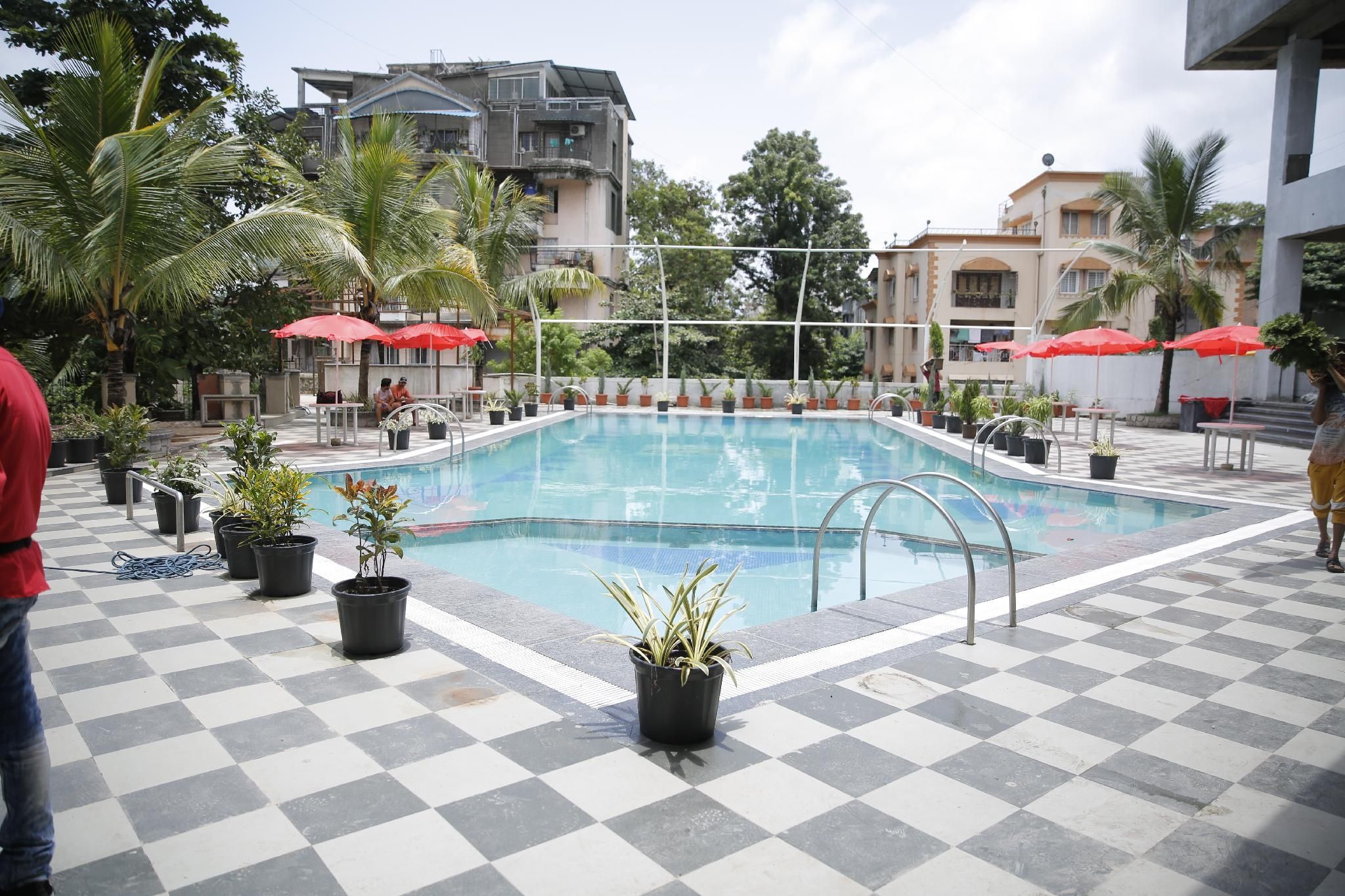 Swimming pool [outdoor]