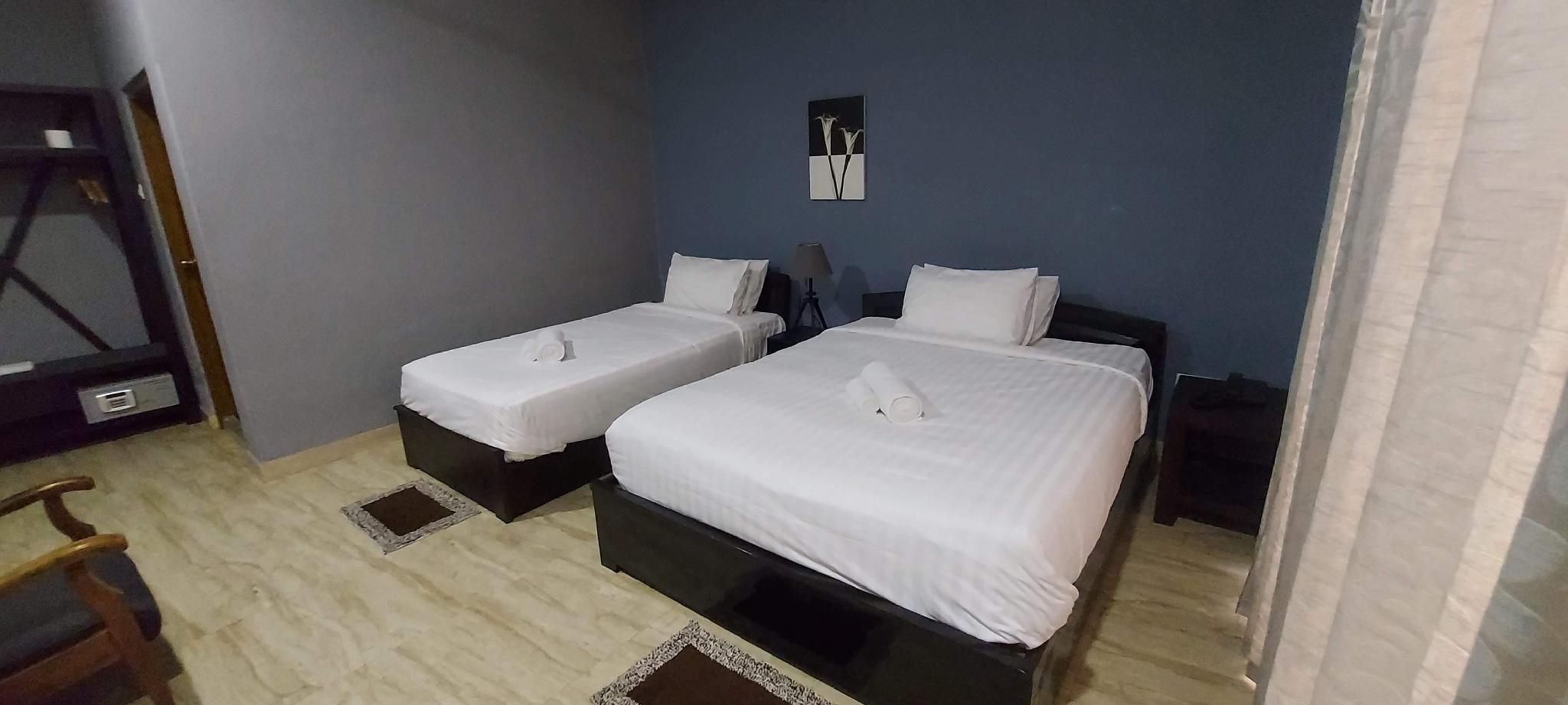 Family Room - 1 Single Bed and 1 Queen Bed