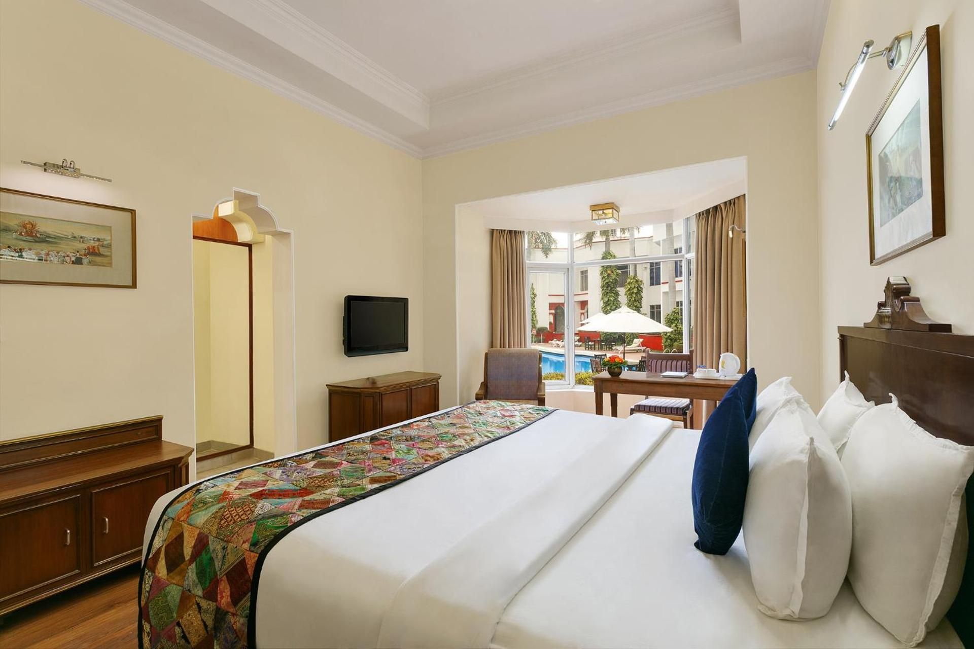 1 King Bed Deluxe Room