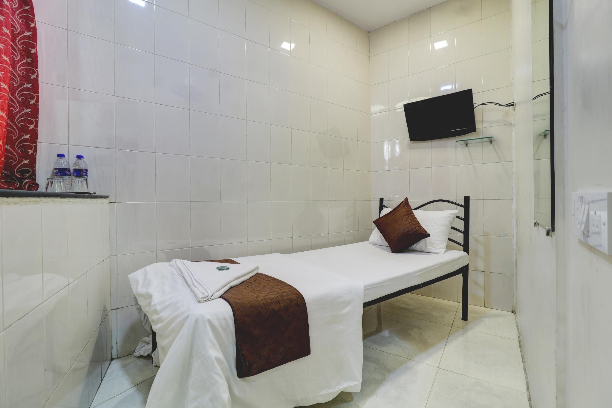 Single Room with Shared Bathroom