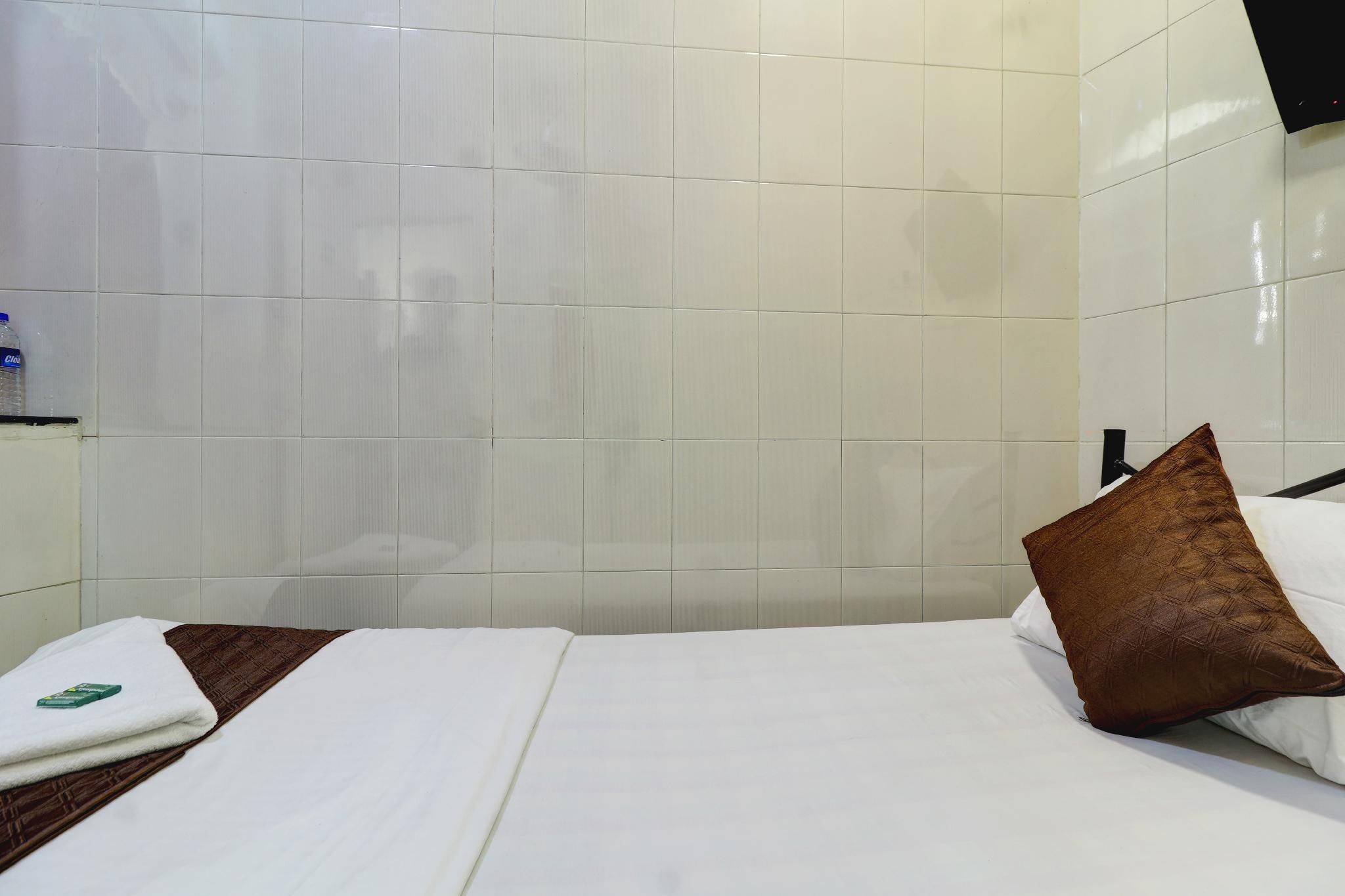 Single Room with Shared Bathroom