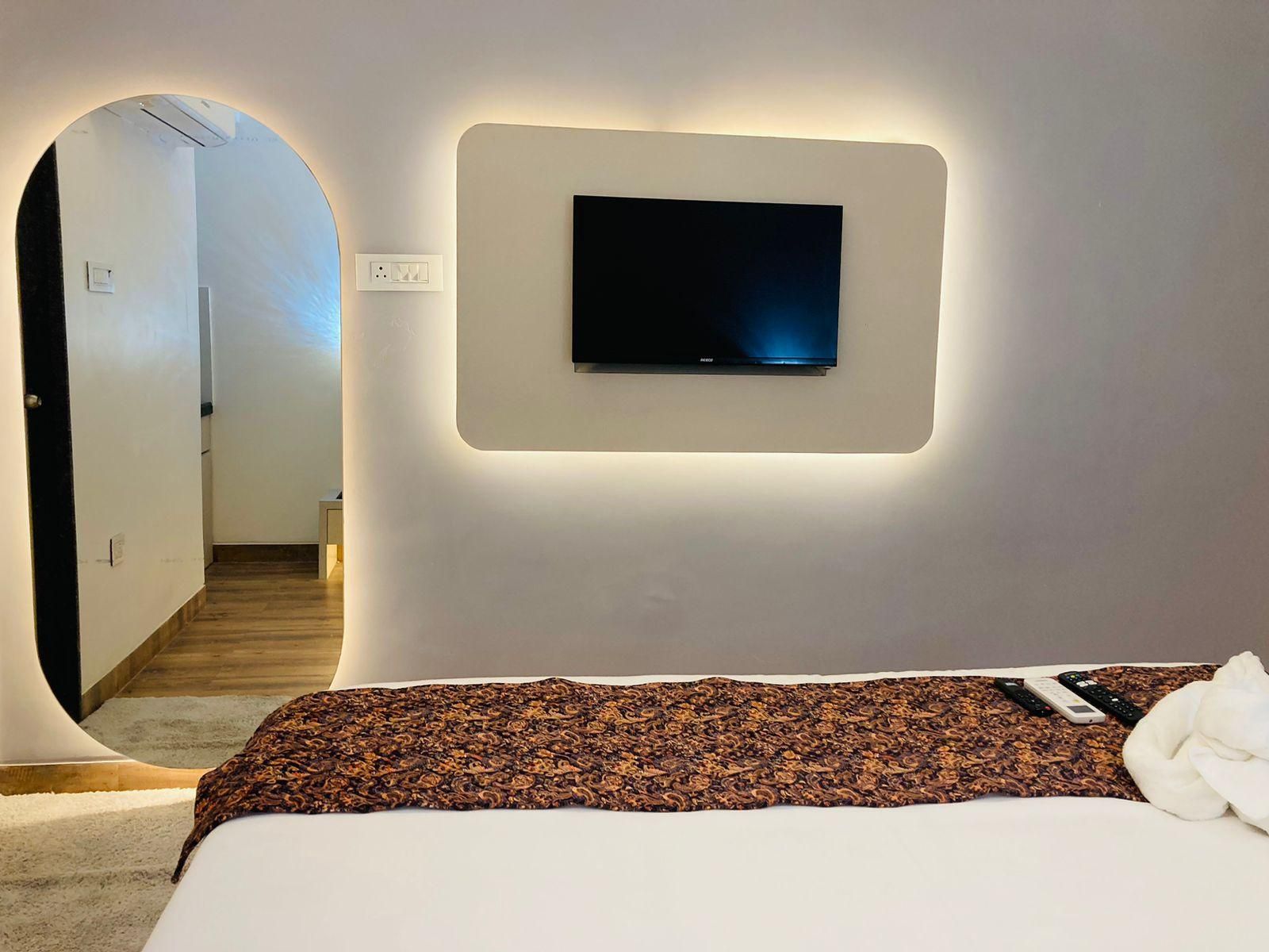 The Lavish Stay Minimalist 2