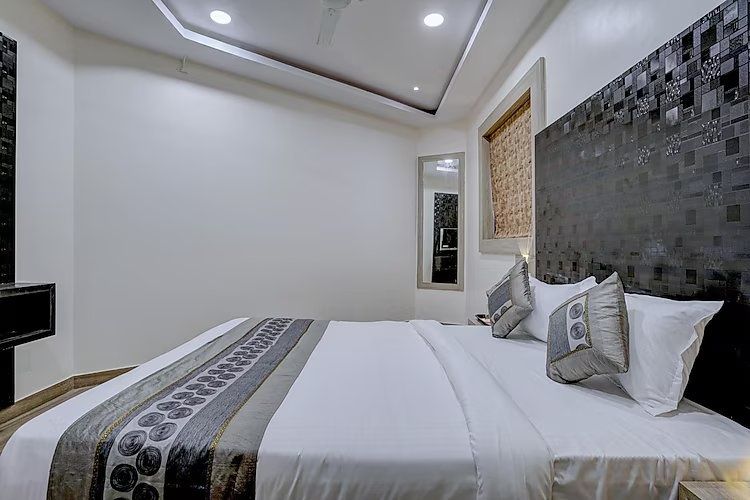 Hotel Arts International Standard Double Room 2