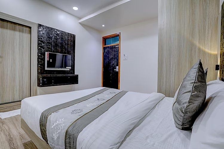 Hotel Arts International Standard Double Room 3