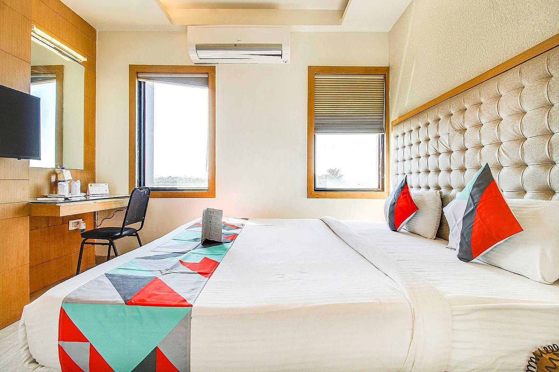 Capital O 3774 Hotel Naman Palace Deluxe Double Room 4