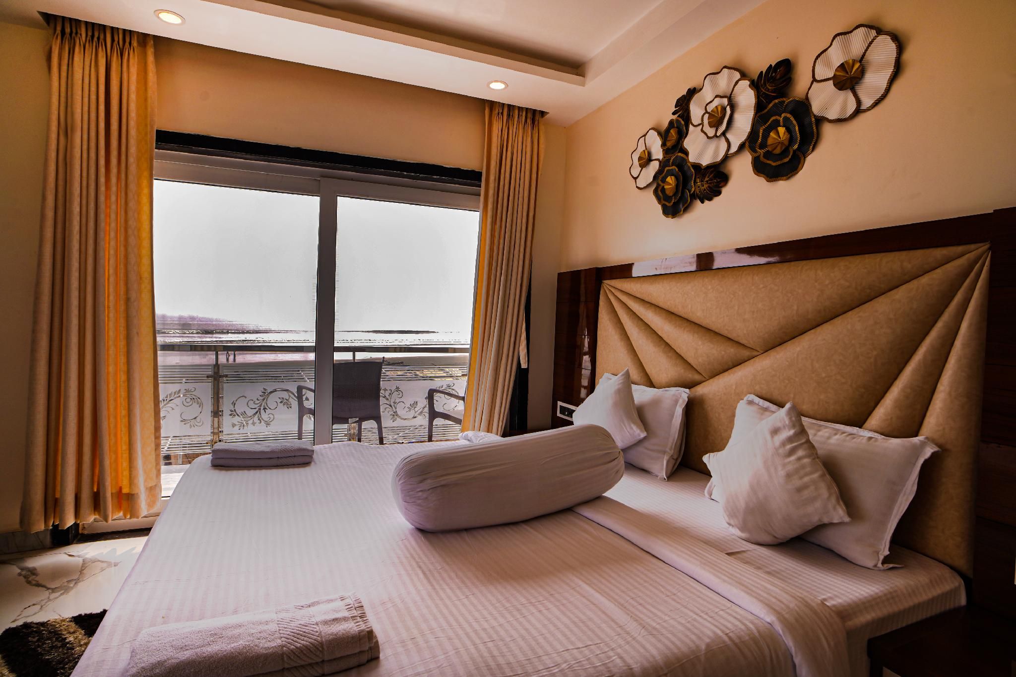 Cottage Room with Garden View and Bathtub