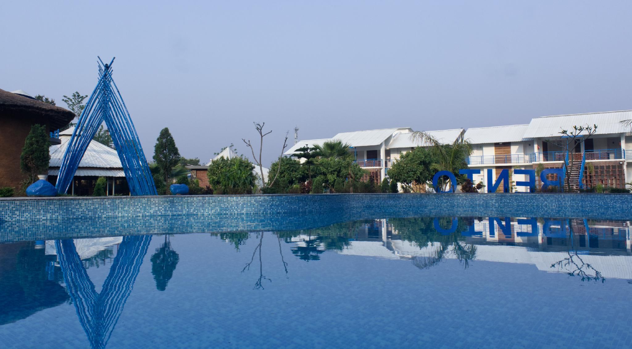swimming pool [outdoor]