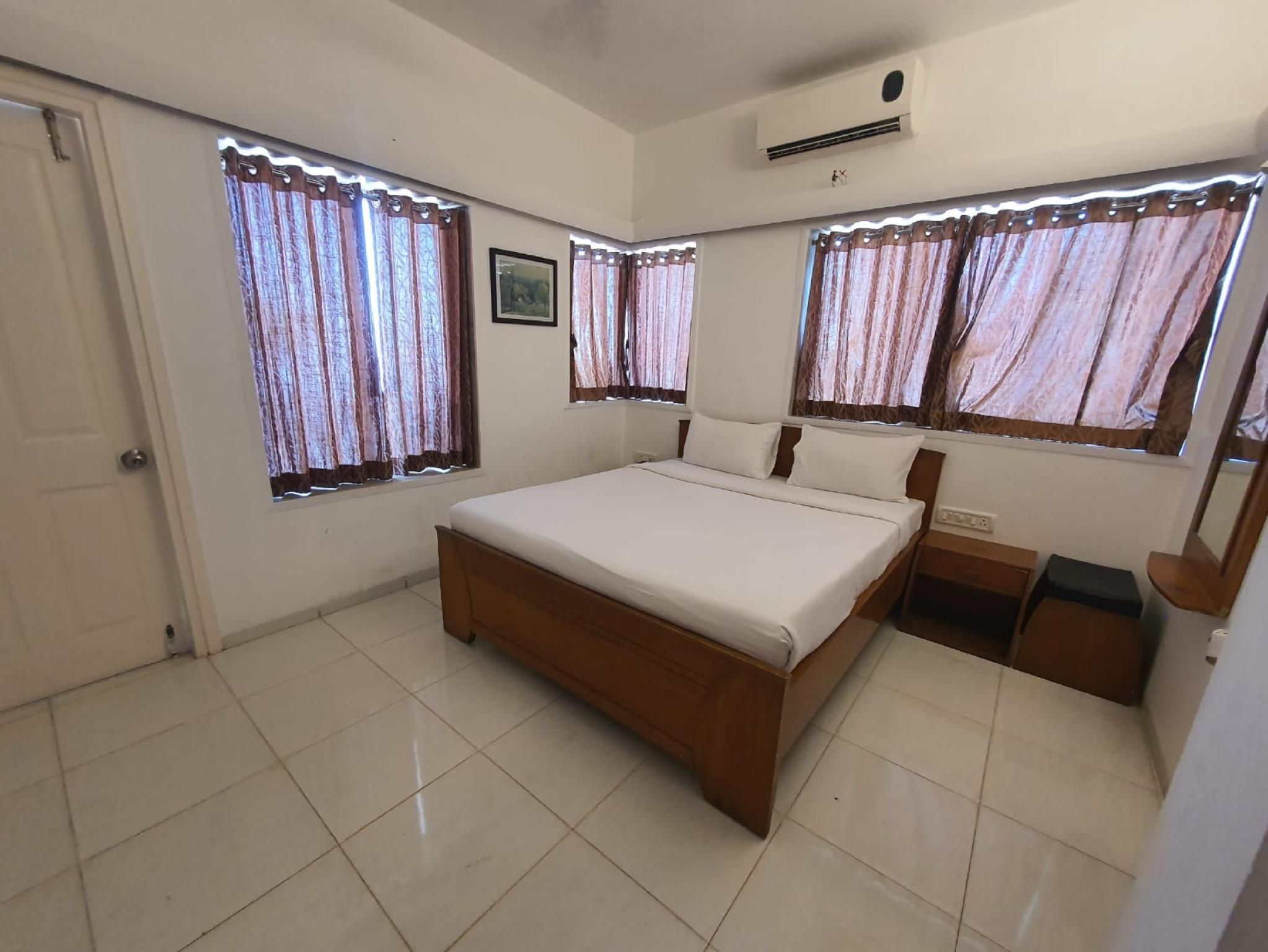 Goroomgo Signature Crest Maharashtra standard air conditioning room