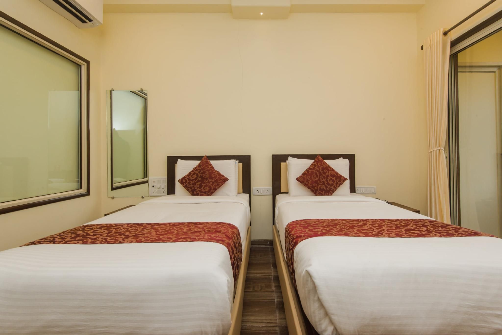 Hotel O Divine Residency Near Phoenix Marketcity Deluxe