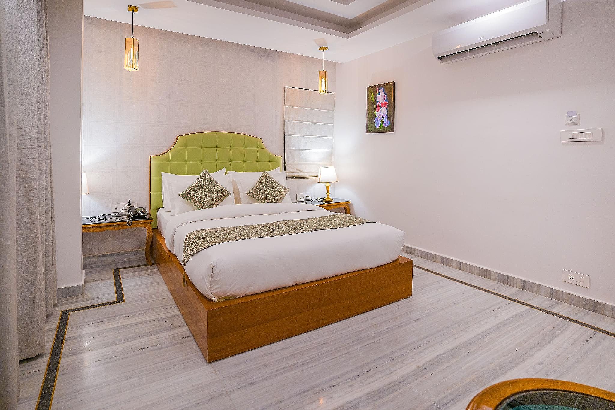 Elegant Room with Balcony