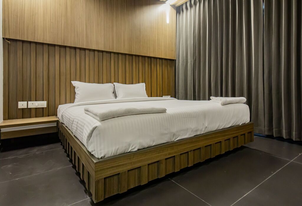 RATHNA RESIDENCY - Near US CONSULATE Standard Room 5