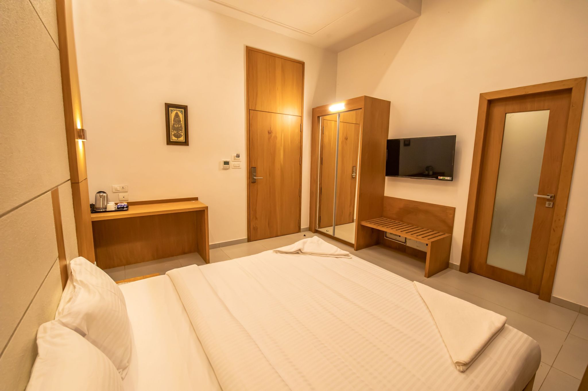 RATHNA RESIDENCY - Near US CONSULATE Standard Room 4