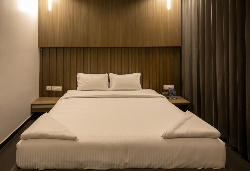 RATHNA RESIDENCY - Near US CONSULATE Standard Room 8