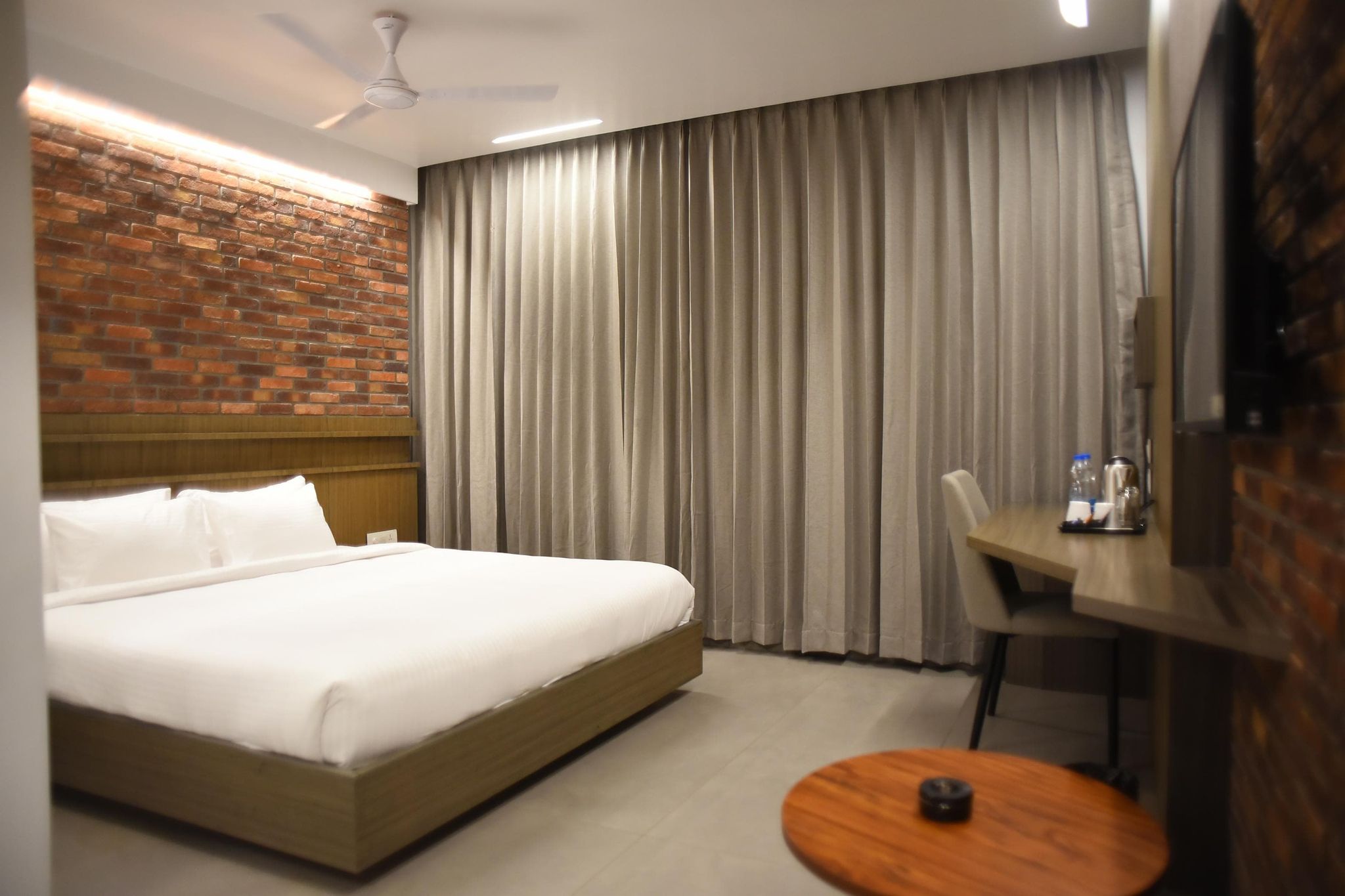 RATHNA RESIDENCY - Near US CONSULATE Standard Room 9