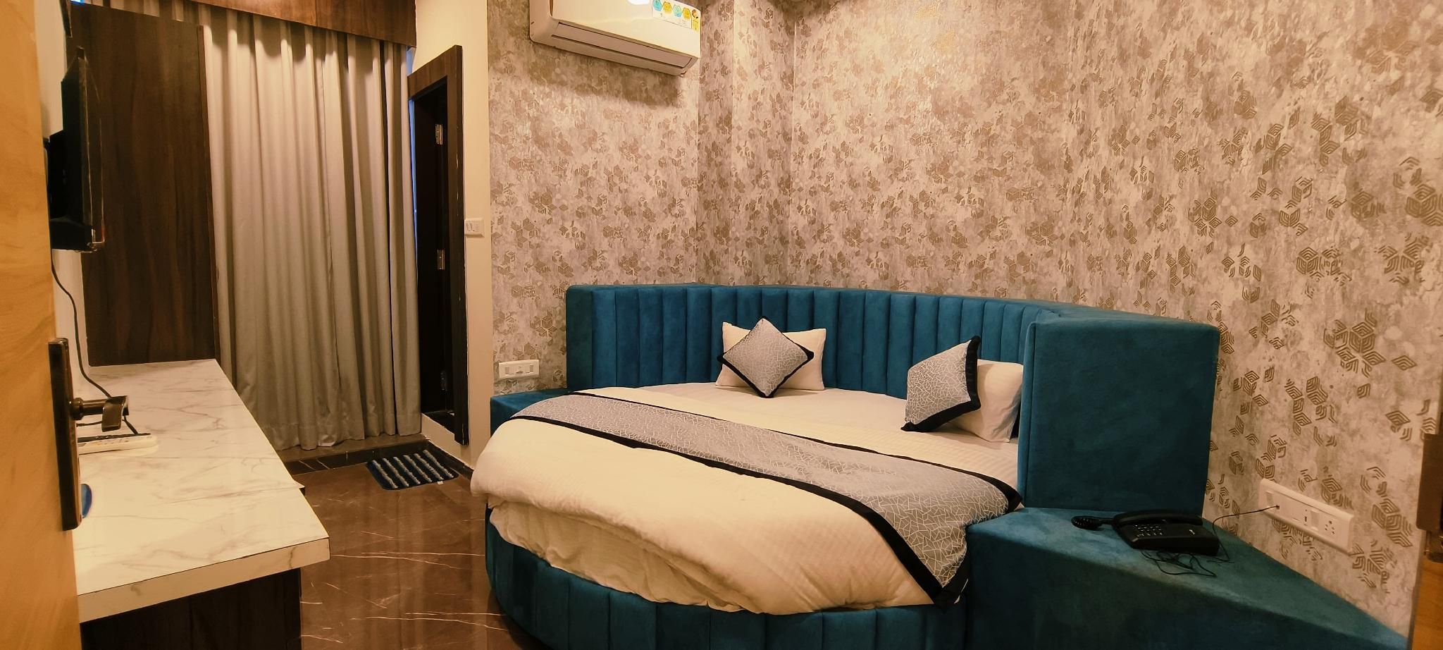 Hotel Krish Villa Deluxe Room