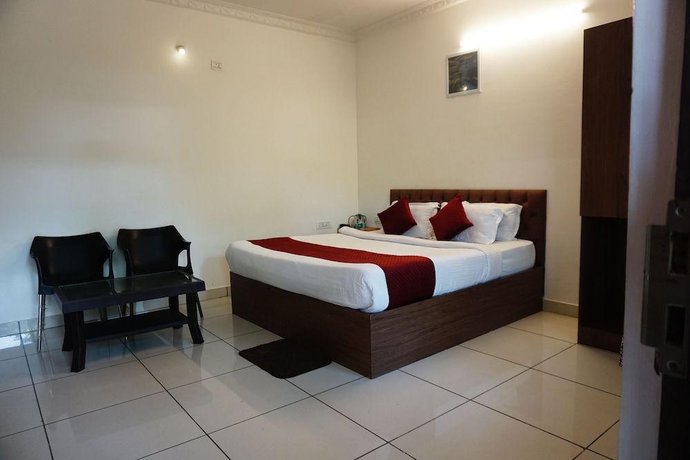 Vistar Resorts & Hotels Standard Room, 1 King Bed, Non AC, Private Bathroom, Garden View 2