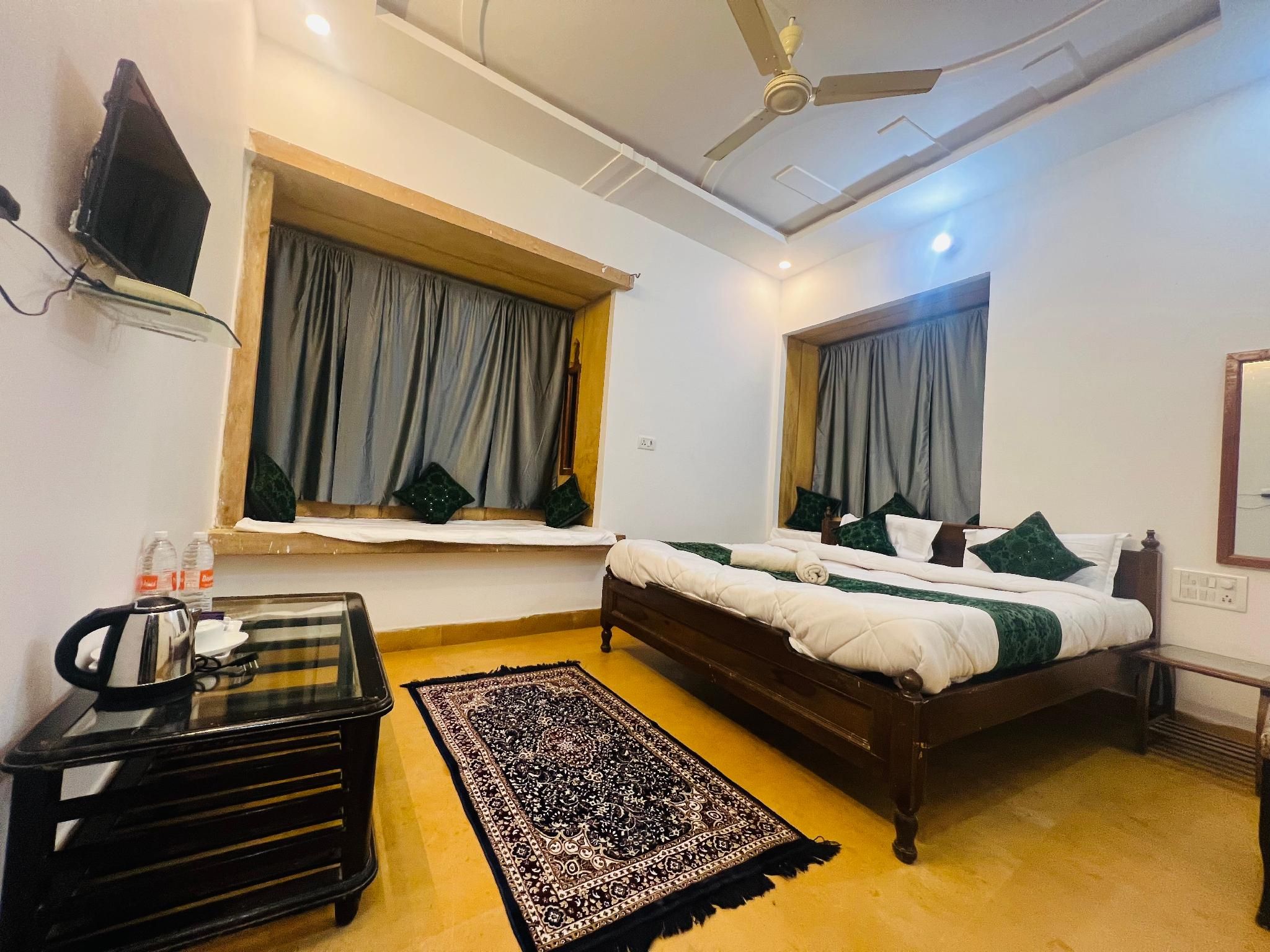 Deluxe Double Room With Private Bathroom
