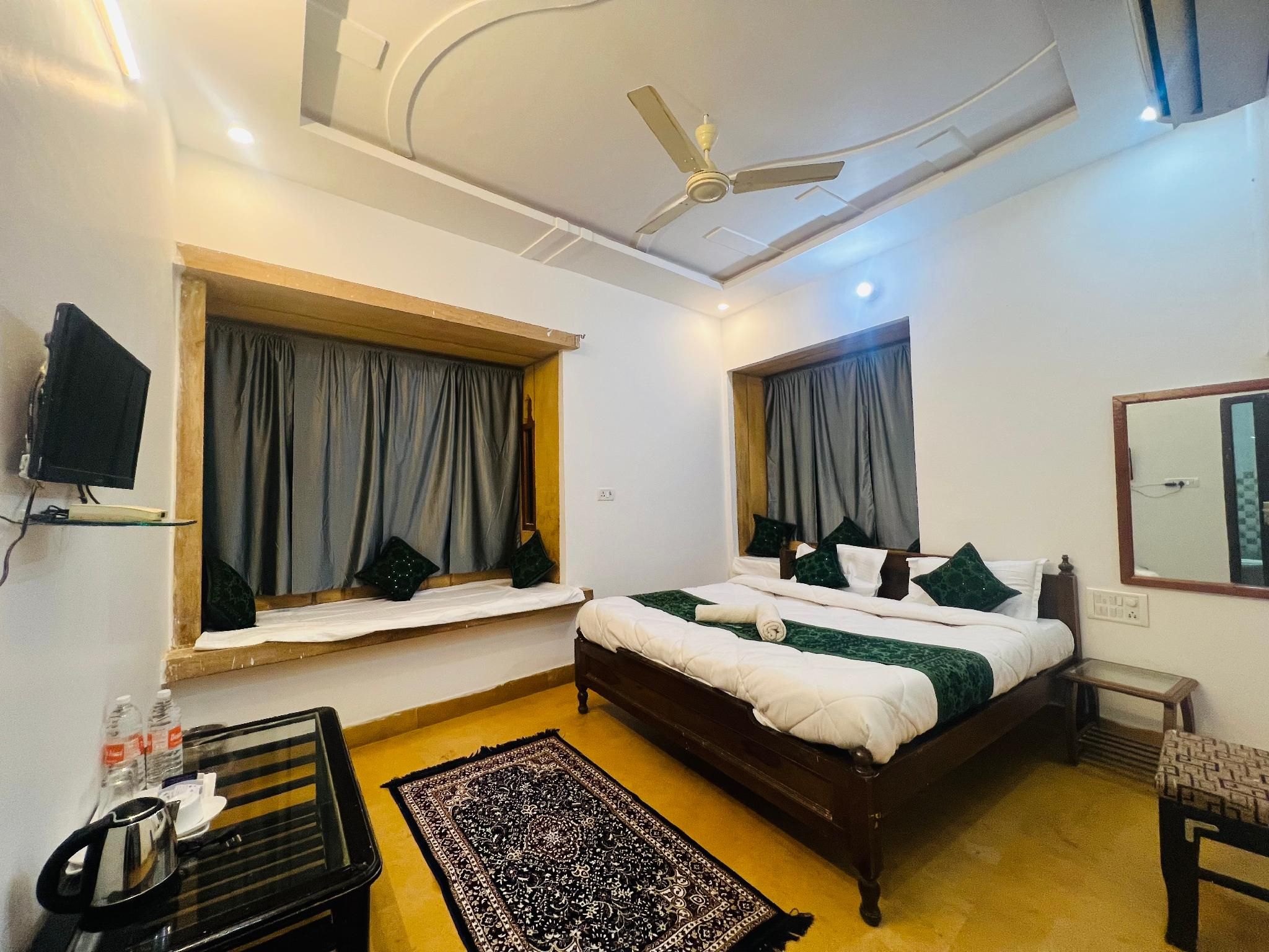 Deluxe Double Room With Private Bathroom