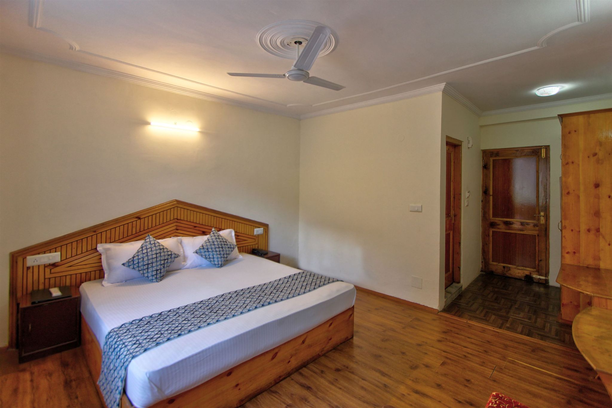 The Mountain Face (Snow City Hotels)  Standard Room without balcony 5