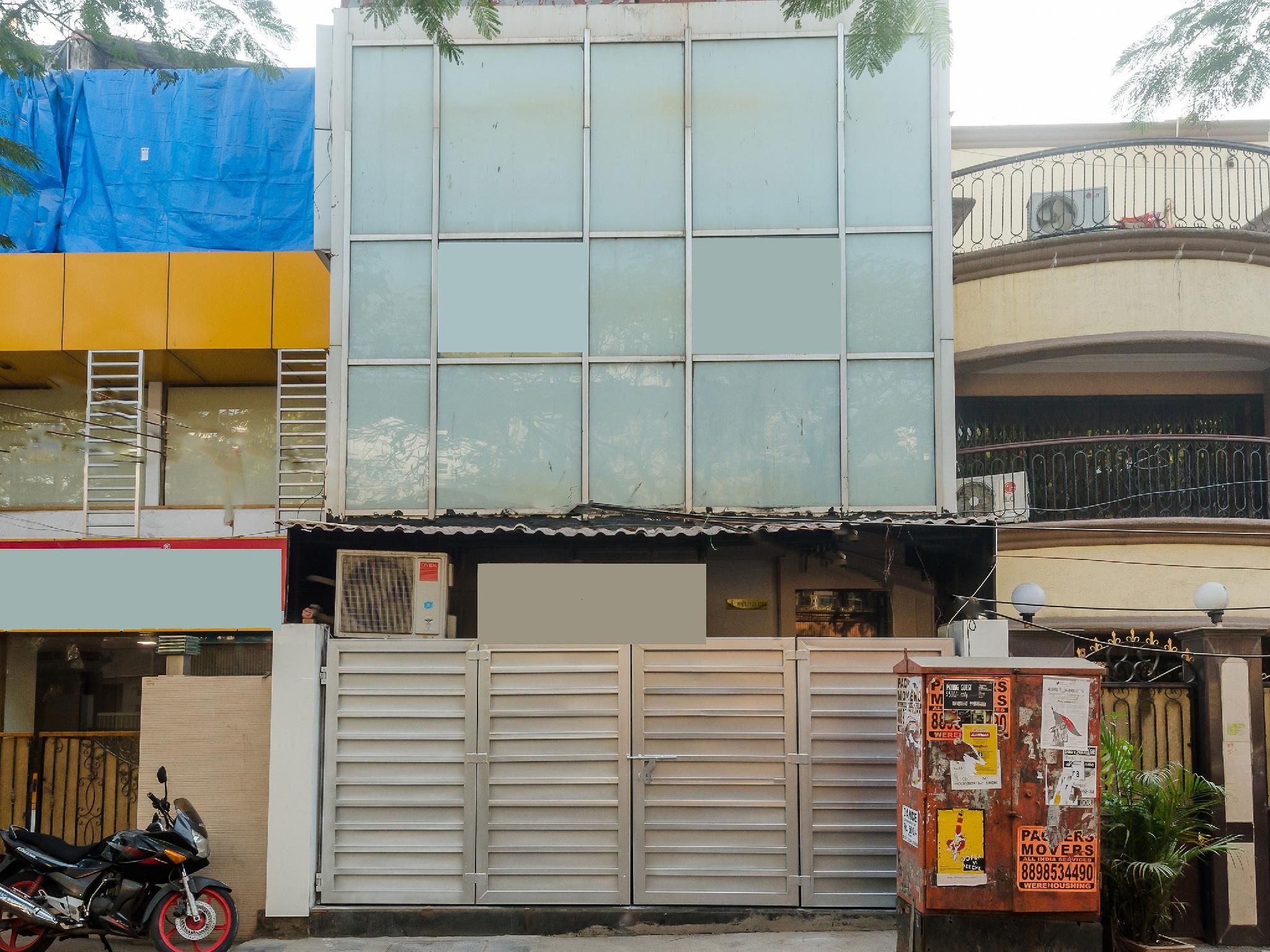 Super OYO Royal Inn Near Versova Beach