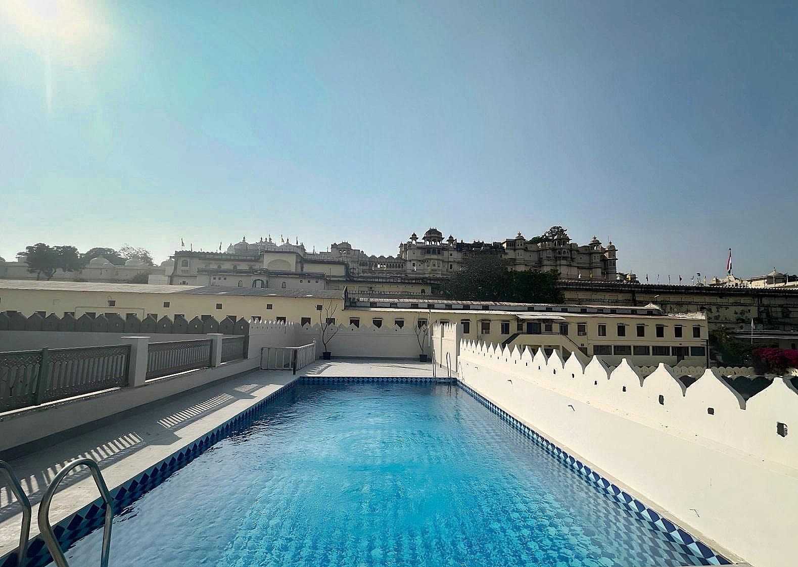 Swimming pool [outdoor]