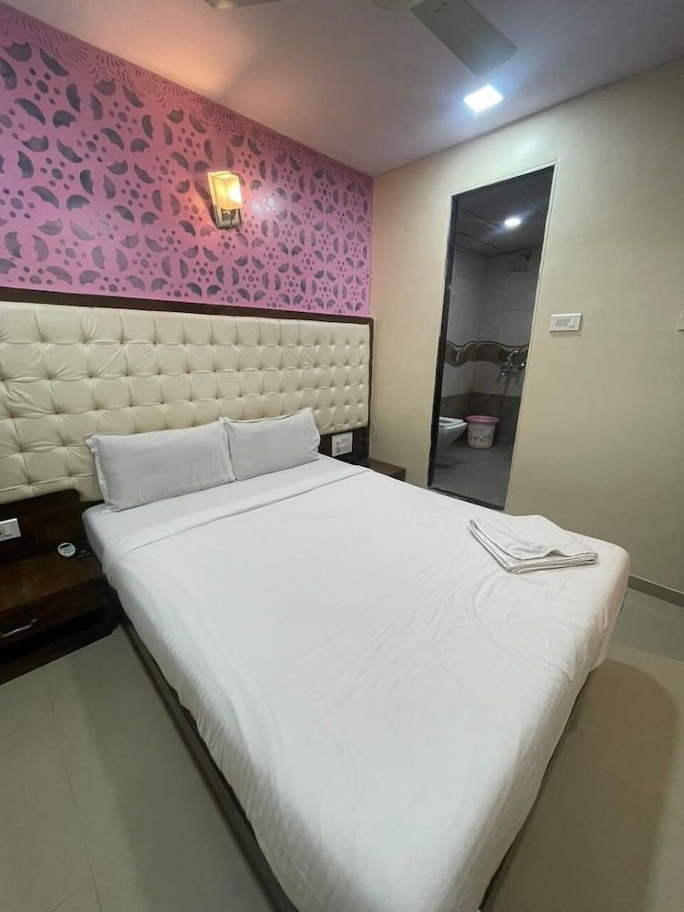 Hotel Golden Park Deluxe Double Room 9