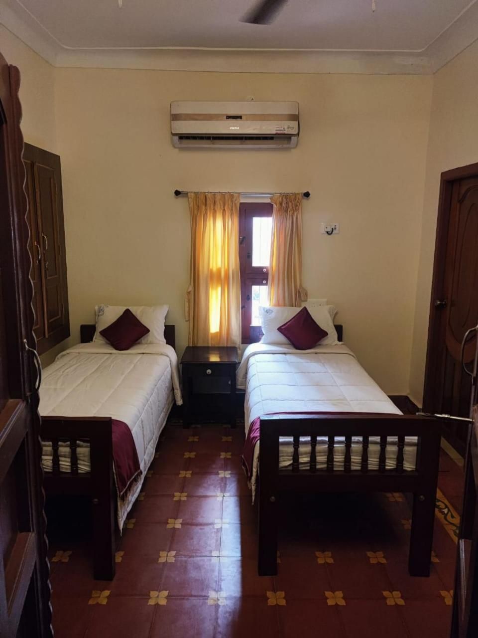 Twin Bed Room