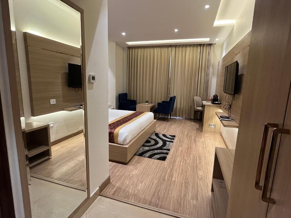 Hotel RRV with Free Parking Deluxe Room 2