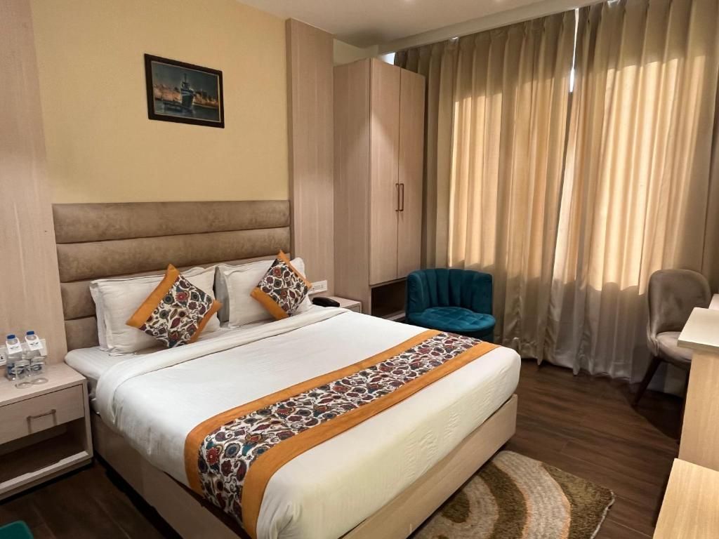 Hotel RRV with Free Parking Deluxe Room 8