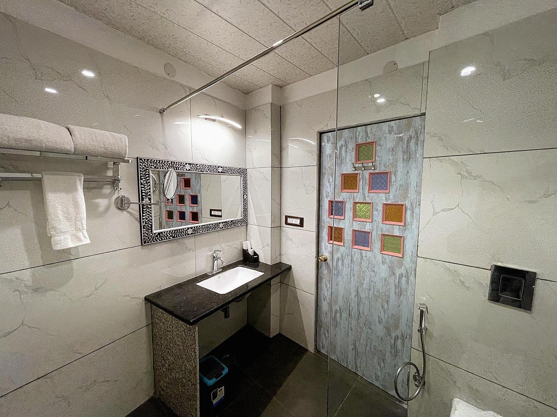 AAJ HAVELI - Lake Facing Hotel Deluxe Suite 2