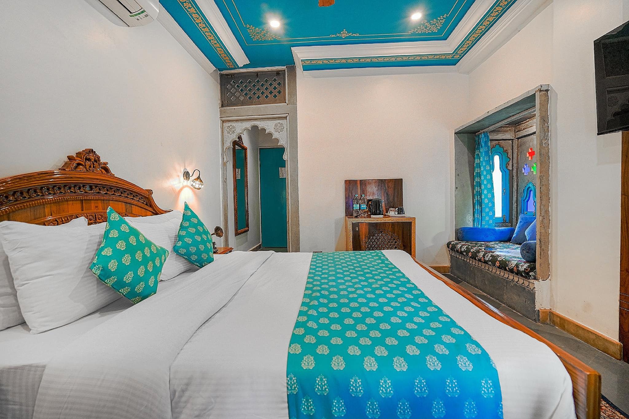 AAJ HAVELI - Lake Facing Hotel Deluxe Suite