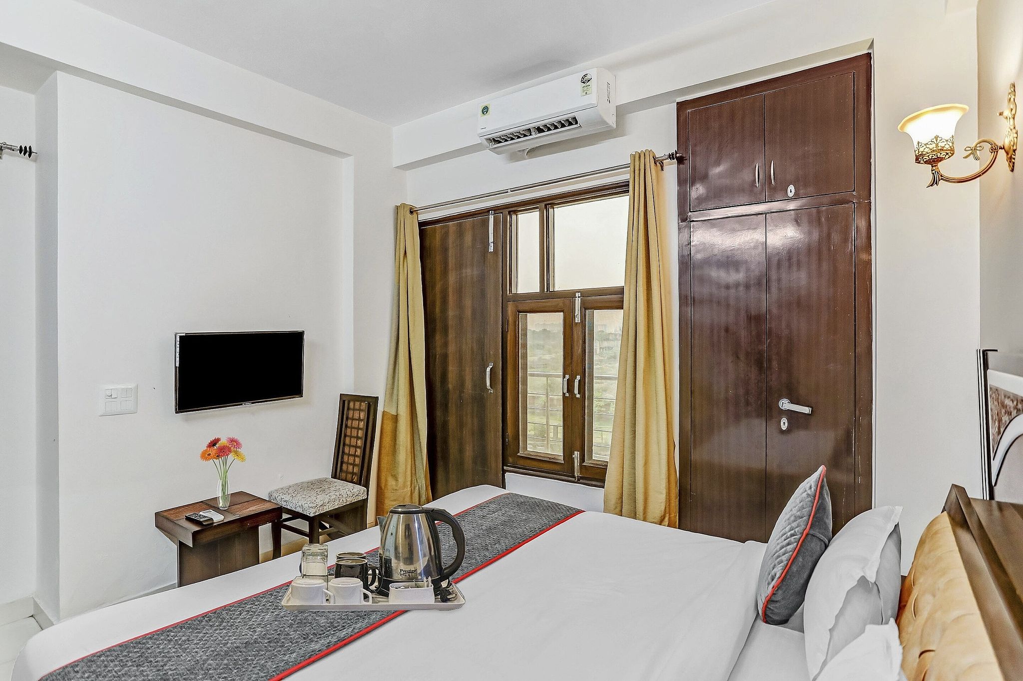Hotel O Noida premium inn Classic 14