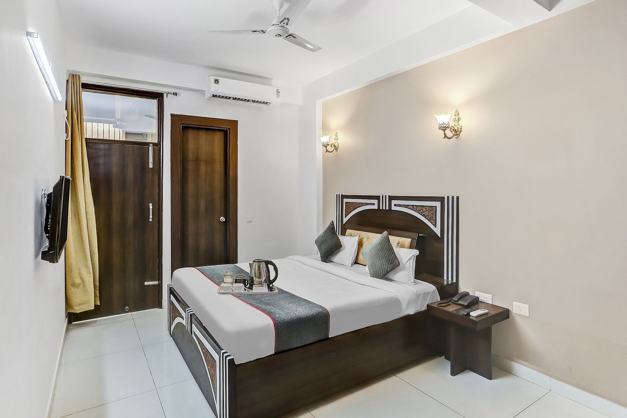 Hotel O Noida premium inn Classic 32