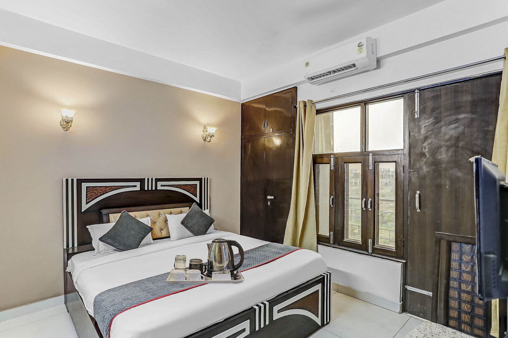 Hotel O Noida premium inn Classic 5