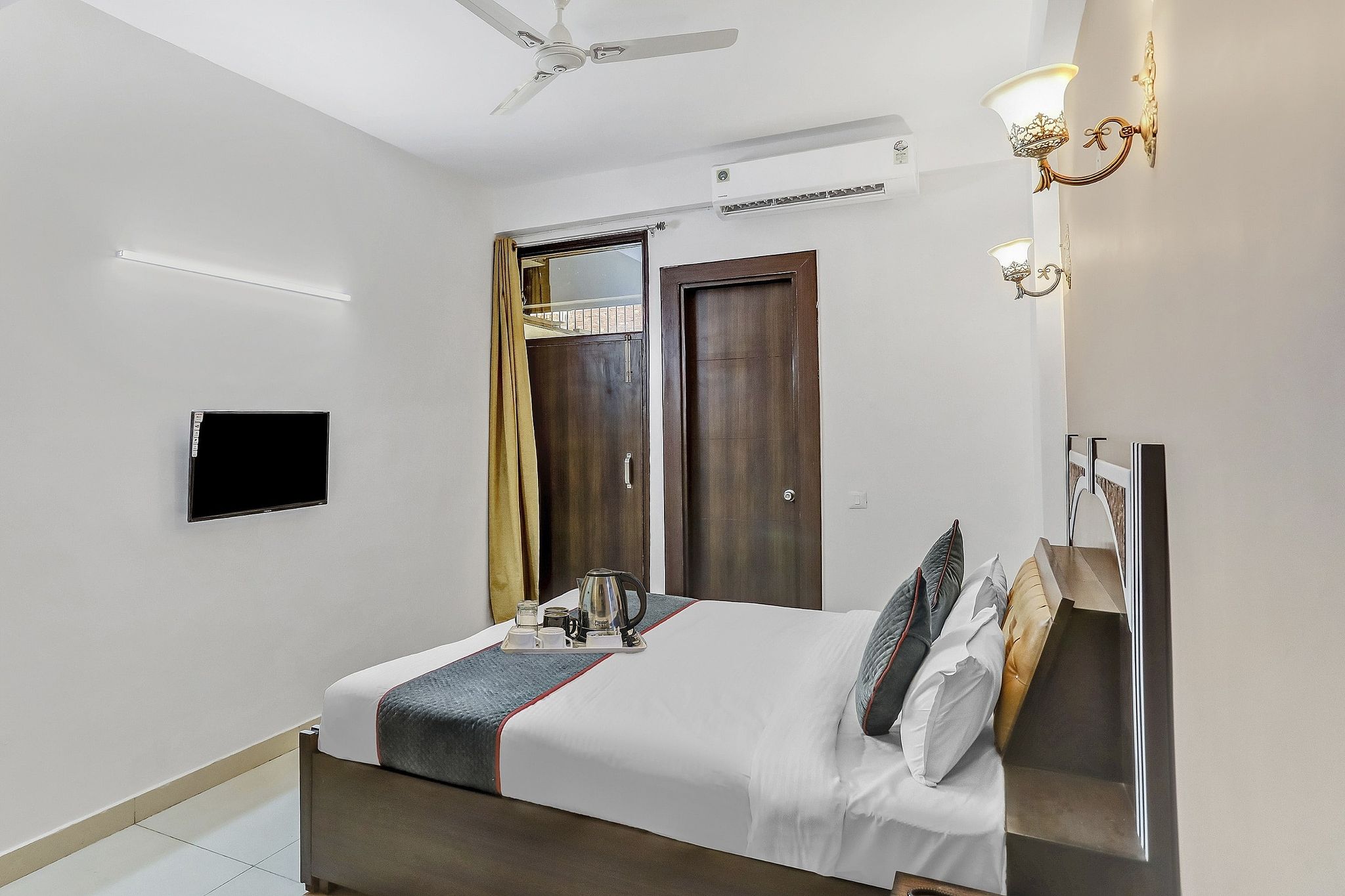 Hotel O Noida premium inn Classic 21