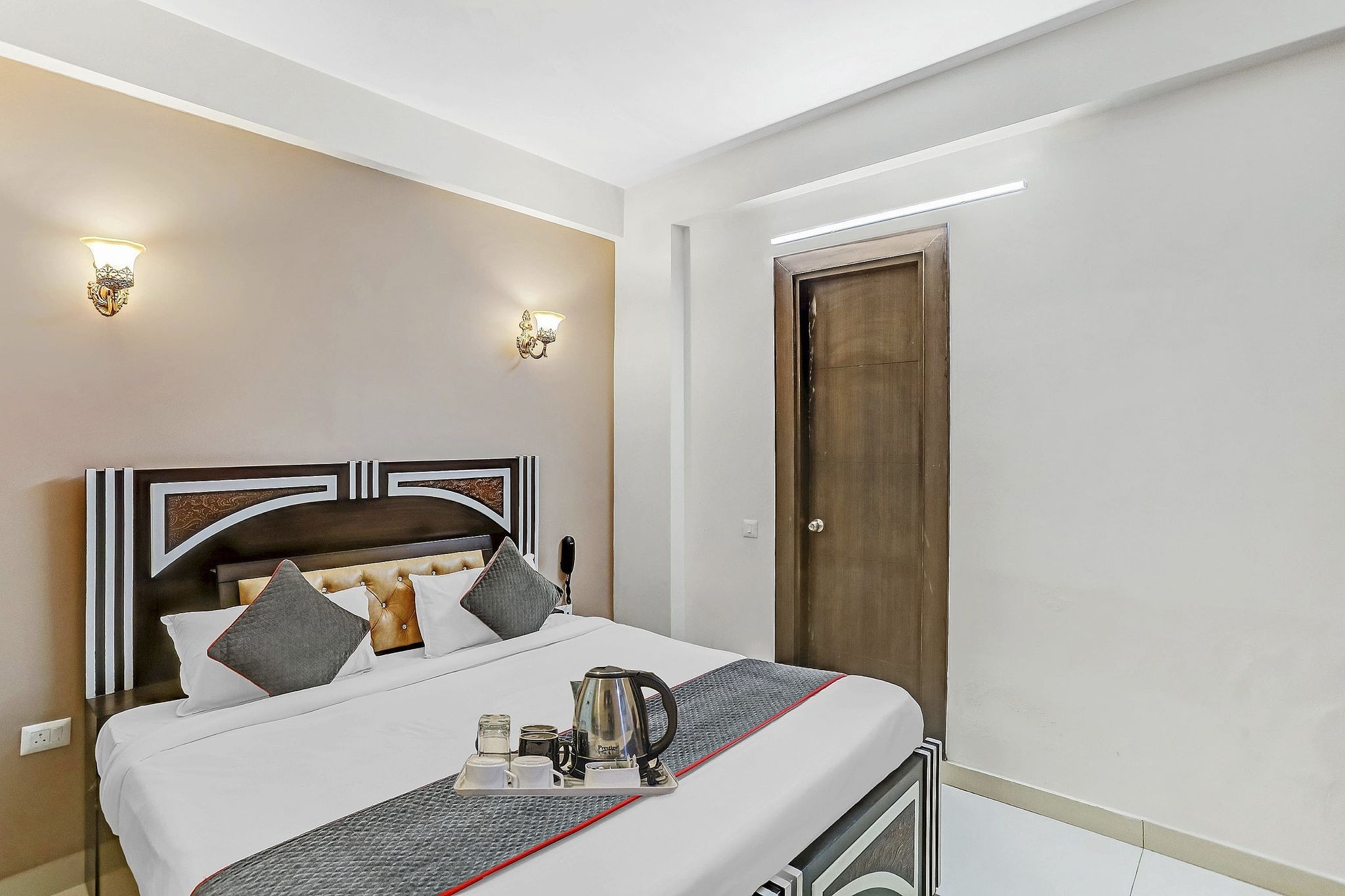 Hotel O Noida premium inn Classic 28