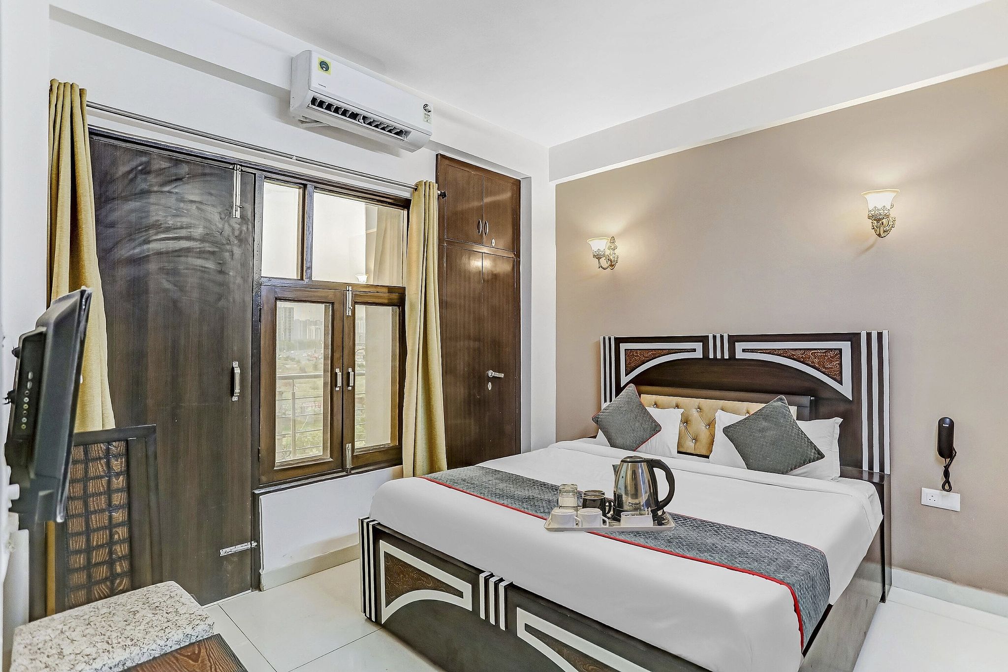 Hotel O Noida premium inn Classic 7