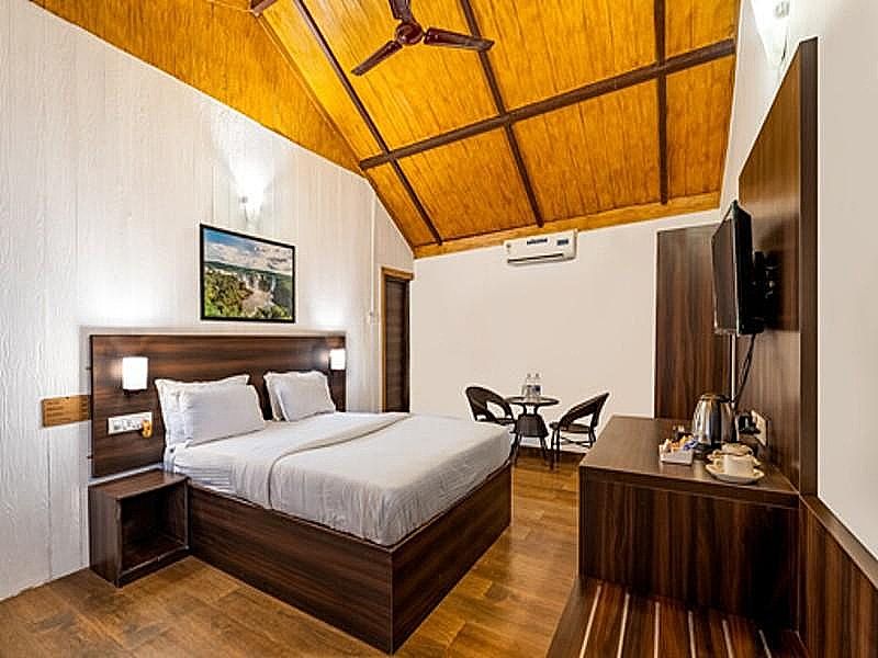 Shangri-La Jungle Village Resort Deluxe  3